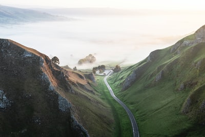 白天青草丛生的山间公路